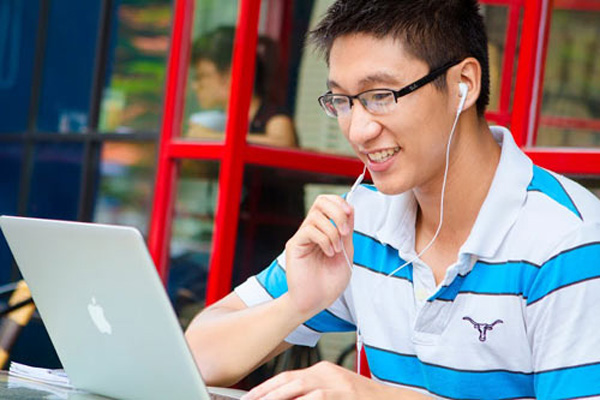 Đại học trực tuyến mang lại nhiều lợi thế dành cho người đi làm bận rộn