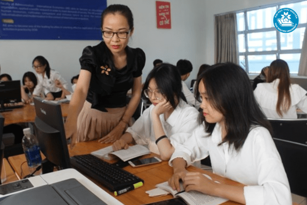 hoc luat kinh te co lam ngan hang duoc khong