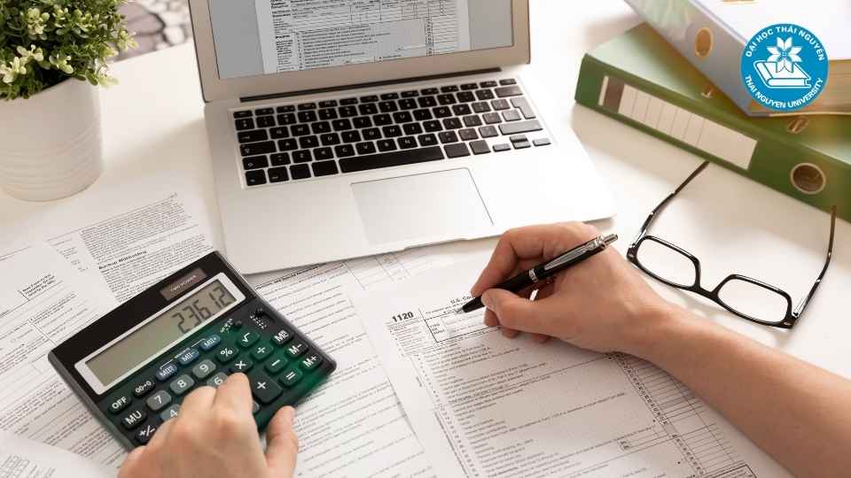 Học Luật kinh tế ra làm gì?