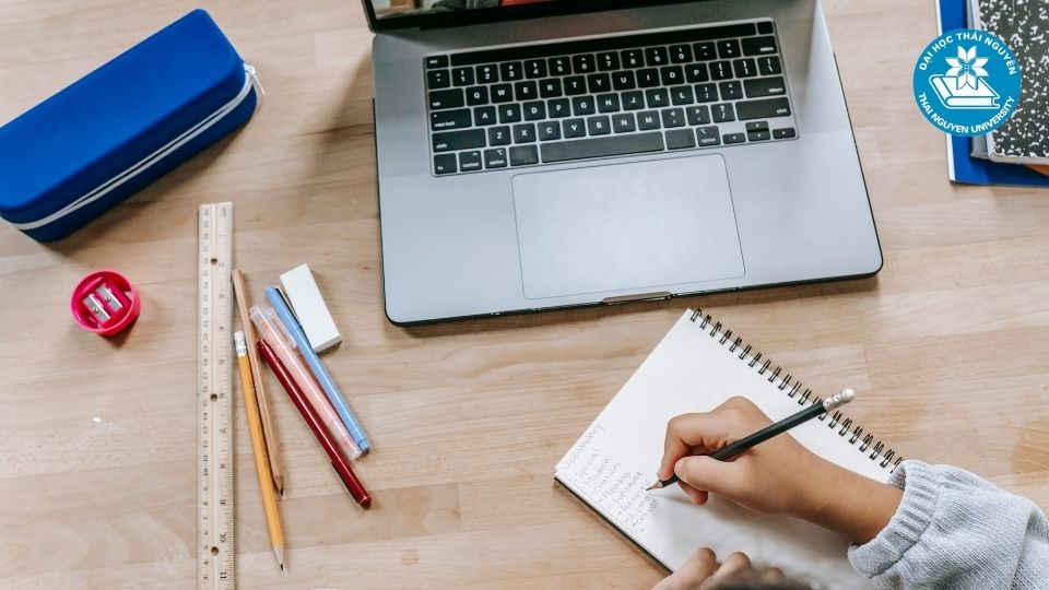 Nên học văn bằng thứ 2 ngôn ngữ Anh online ở đâu?